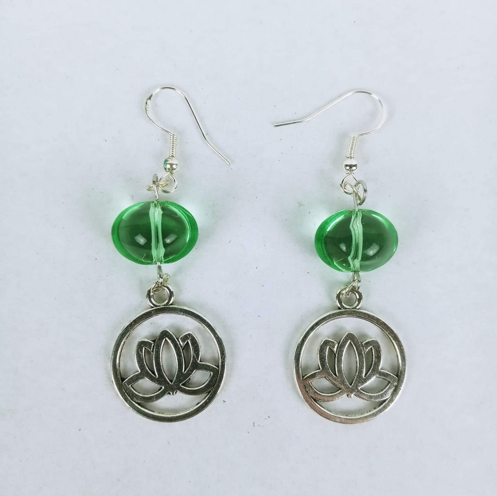 Simple Lotus flower earrings green glass beads new age yoga chakras - Picture 1 of 3
